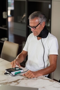 Applicatore a fascia per il collo