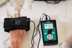 Applicatore a fascia per la mano