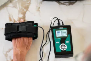 Applicatore a fascia per la mano
