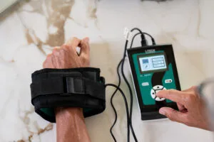 Applicatore a fascia per il polso