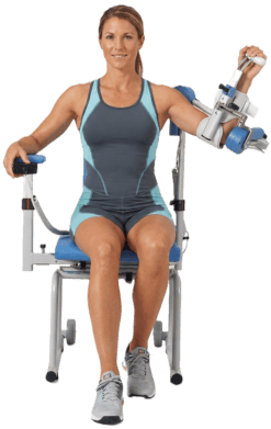 ragazza-che-fa-terapia-con-kinetec-spalla
