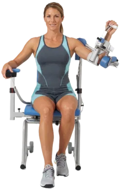 ragazza-che-fa-terapia-con-kinetec-spalla
