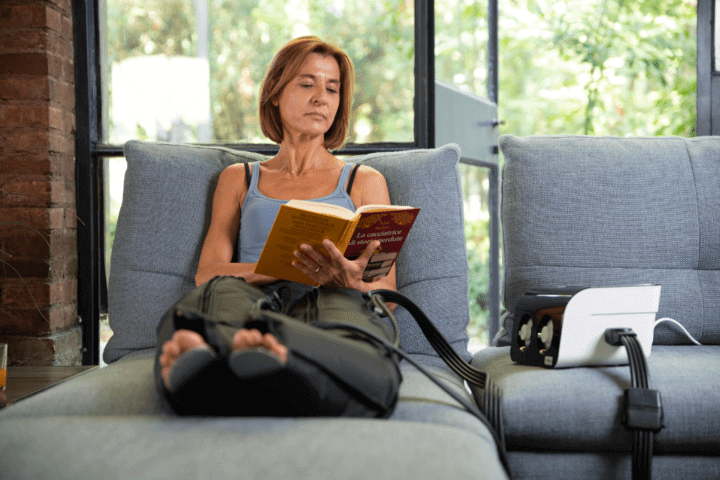 Noleggio I-Tech I-Press 2 paziente-fa-pressoterapia-su-divano